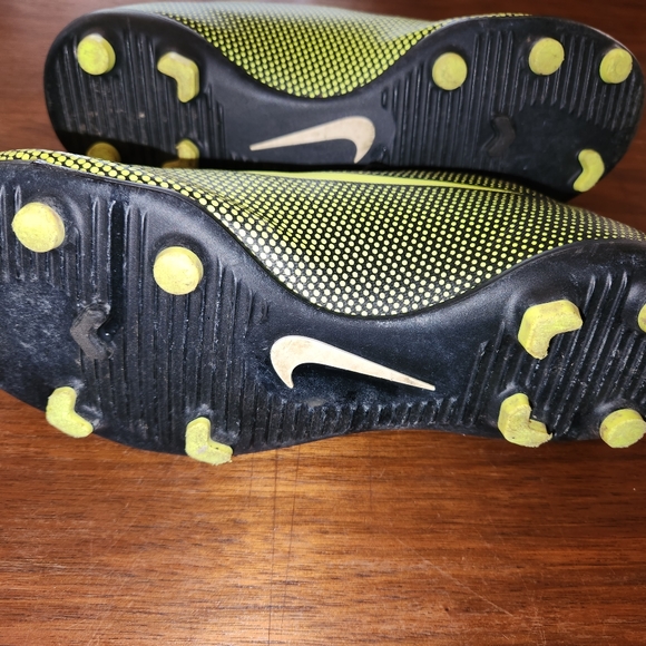Nike Bravata II soccer cleats size 5Y - Picture 3 of 4